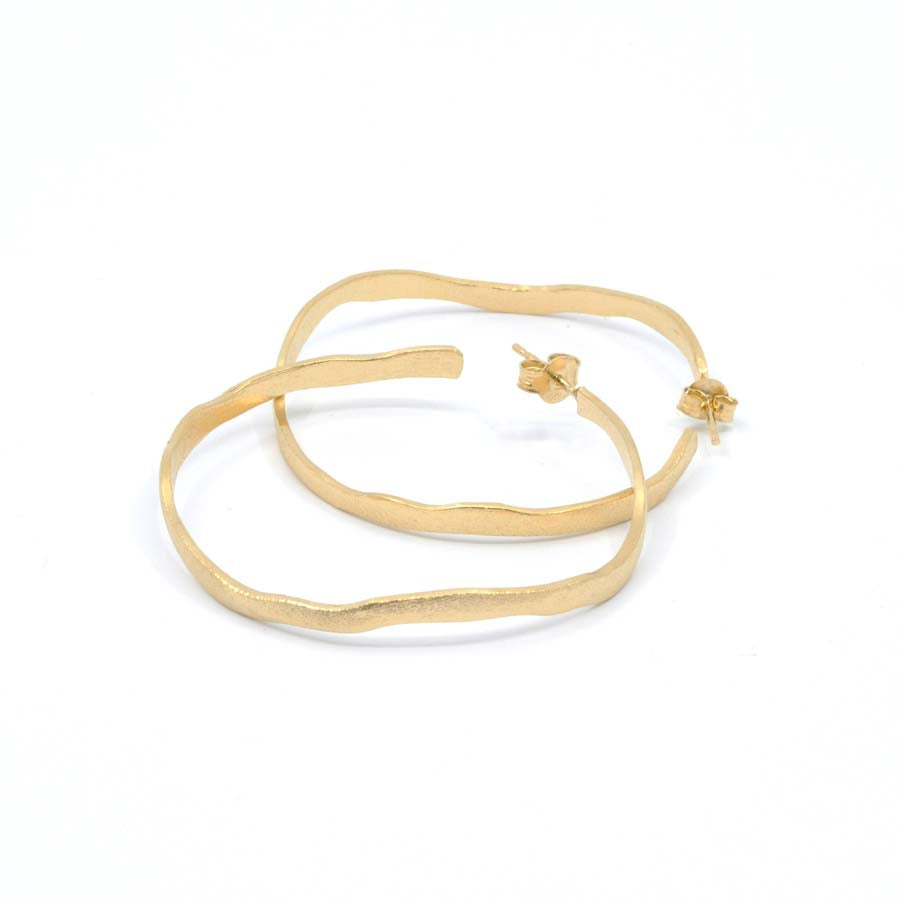 Medium hoop earrings in gold-plated silver, Rastres collection · Nerea Aixàs