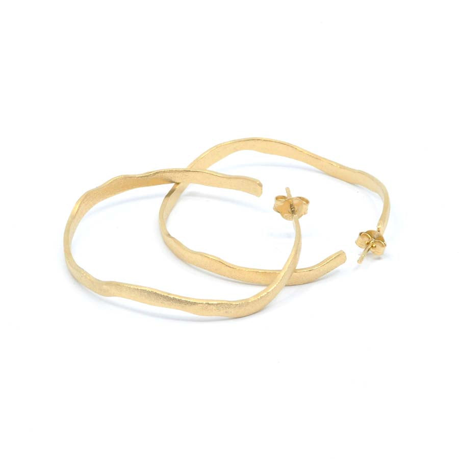 Medium hoop earrings in gold-plated silver, Rastres collection · Nerea Aixàs