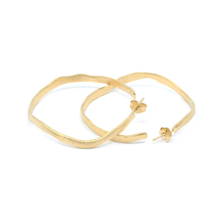 Medium hoop earrings in gold-plated silver, Rastres collection · Nerea Aixàs