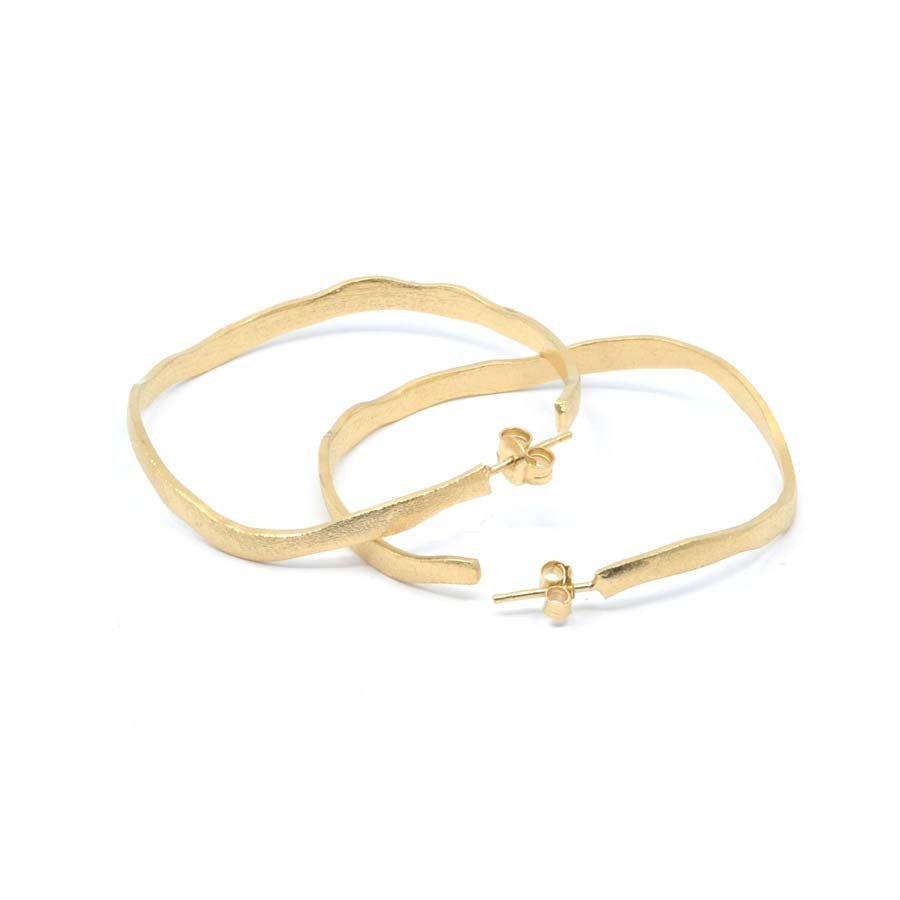 Medium hoop earrings in gold-plated silver, Rastres collection · Nerea Aixàs
