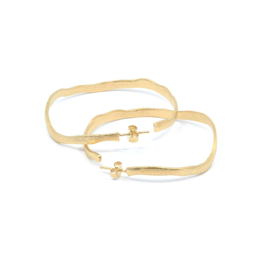 Medium hoop earrings in gold-plated silver, Rastres collection · Nerea Aixàs