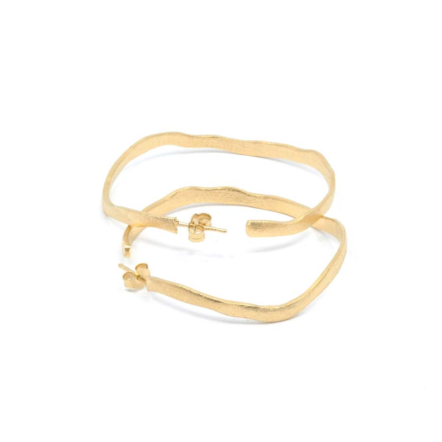 Medium hoop earrings in gold-plated silver, Rastres collection · Nerea Aixàs