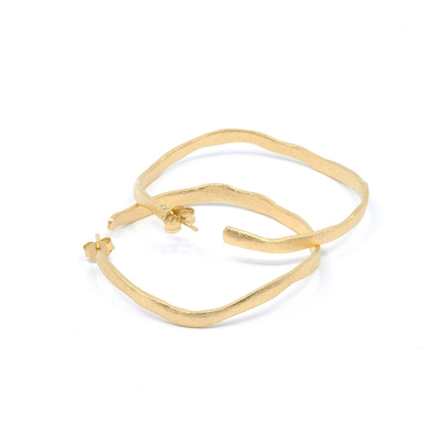 Medium hoop earrings in gold-plated silver, Rastres collection · Nerea Aixàs