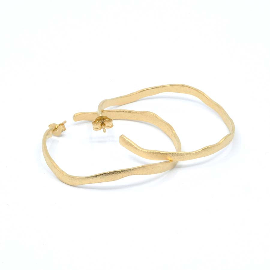 Medium hoop earrings in gold-plated silver, Rastres collection · Nerea Aixàs