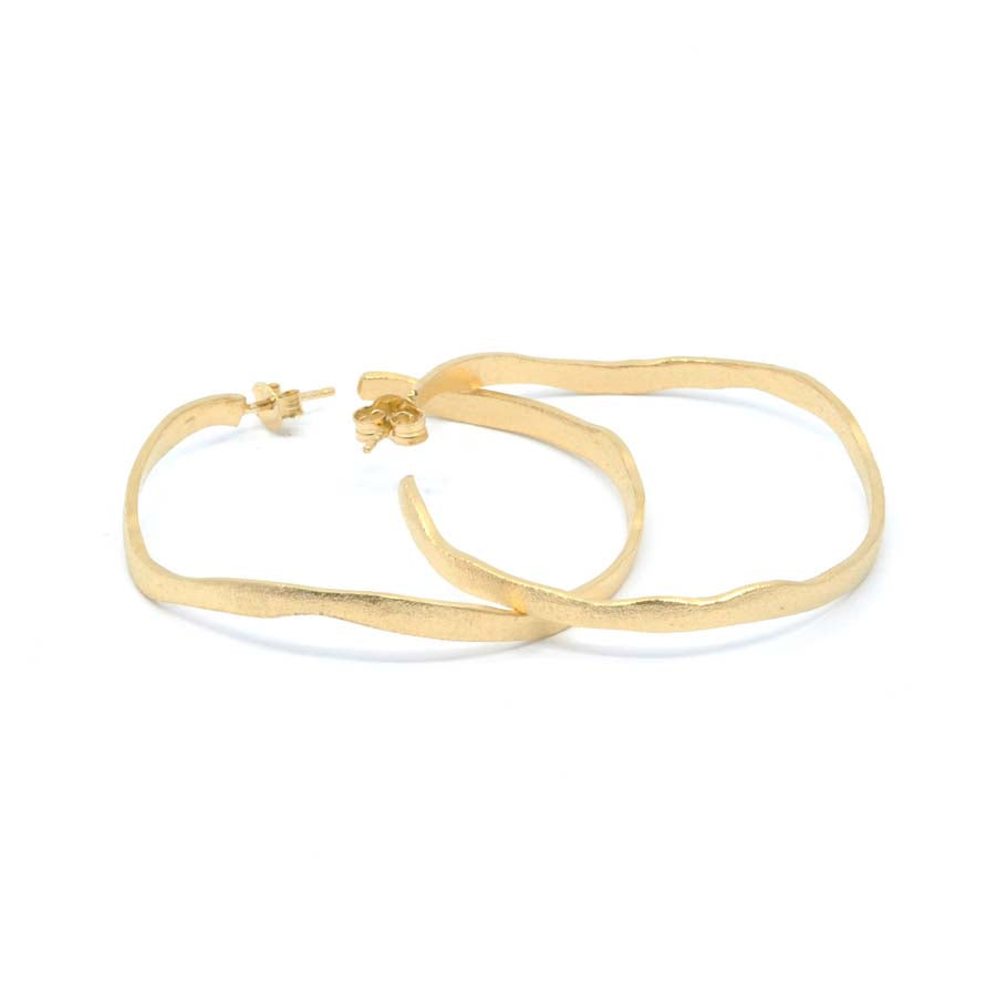 Medium hoop earrings in gold-plated silver, Rastres collection · Nerea Aixàs