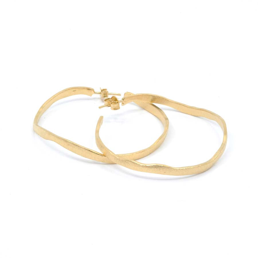 Medium hoop earrings in gold-plated silver, Rastres collection · Nerea Aixàs