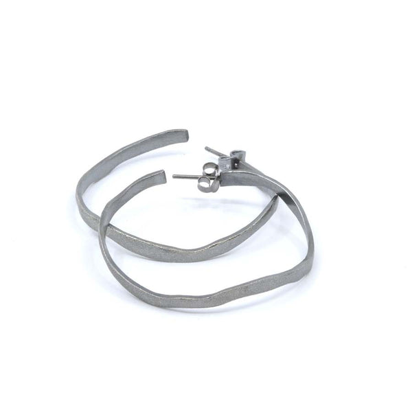 Medium black hoop earrings in silver, Rastres collection · Nerea Aixàs