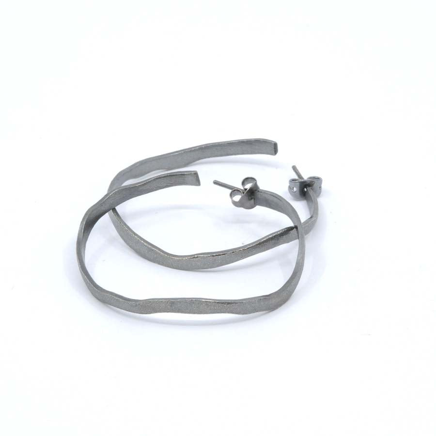 Medium black hoop earrings in silver, Rastres collection · Nerea Aixàs