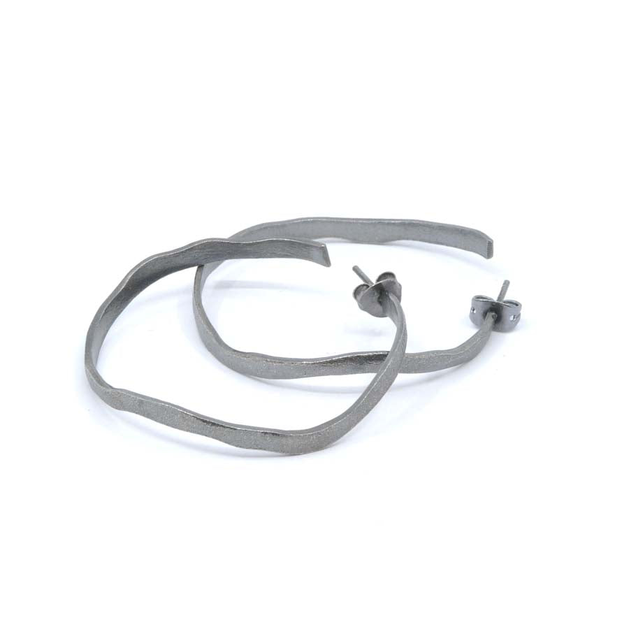 Medium black hoop earrings in silver, Rastres collection · Nerea Aixàs