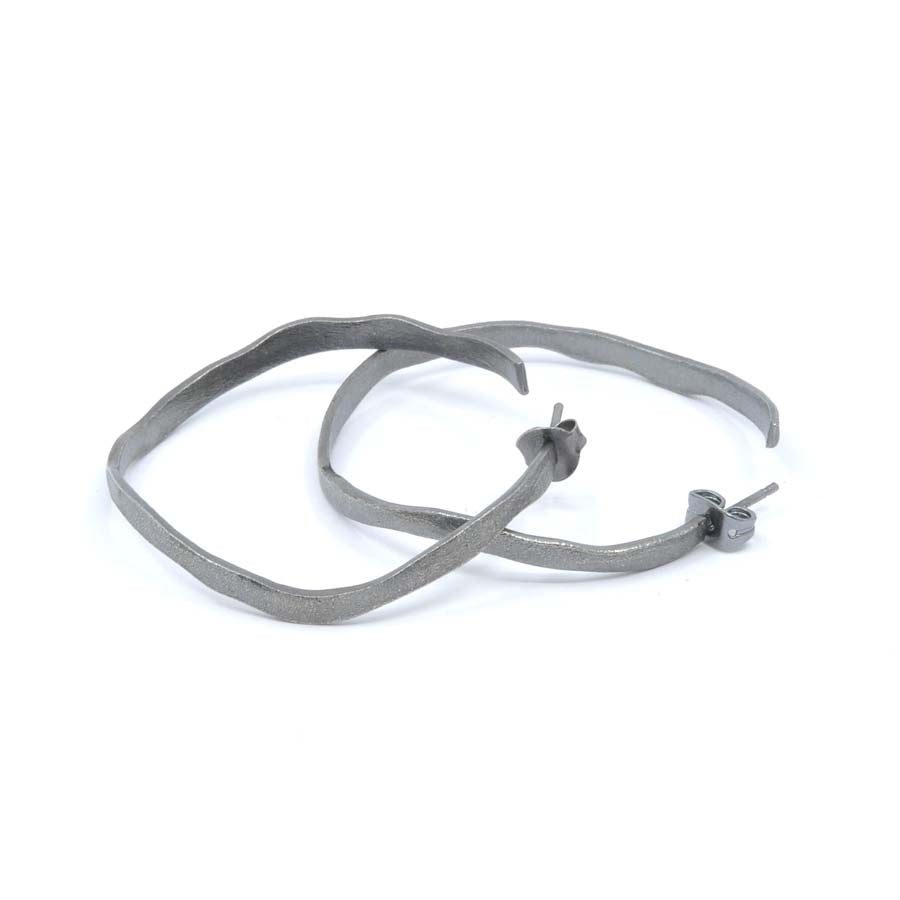 Medium black hoop earrings in silver, Rastres collection · Nerea Aixàs