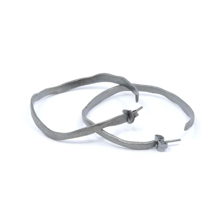 Medium black hoop earrings in silver, Rastres collection · Nerea Aixàs