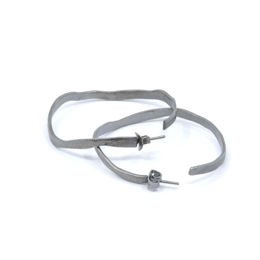 Medium black hoop earrings in silver, Rastres collection · Nerea Aixàs