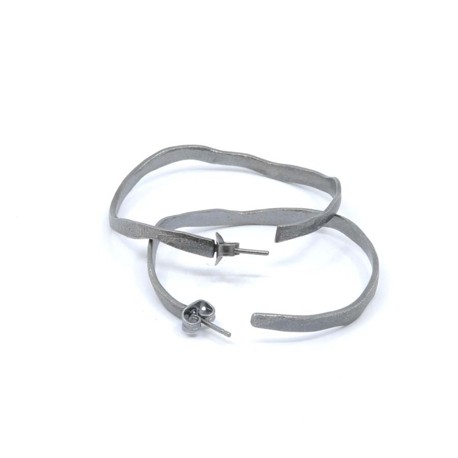 Medium black hoop earrings in silver, Rastres collection · Nerea Aixàs