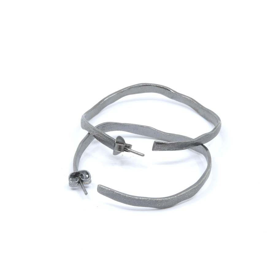 Medium black hoop earrings in silver, Rastres collection · Nerea Aixàs