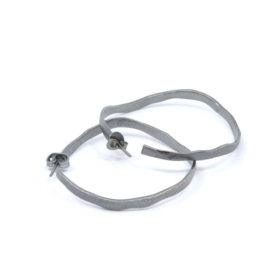 Medium black hoop earrings in silver, Rastres collection · Nerea Aixàs