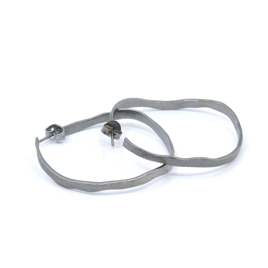Medium black hoop earrings in silver, Rastres collection · Nerea Aixàs