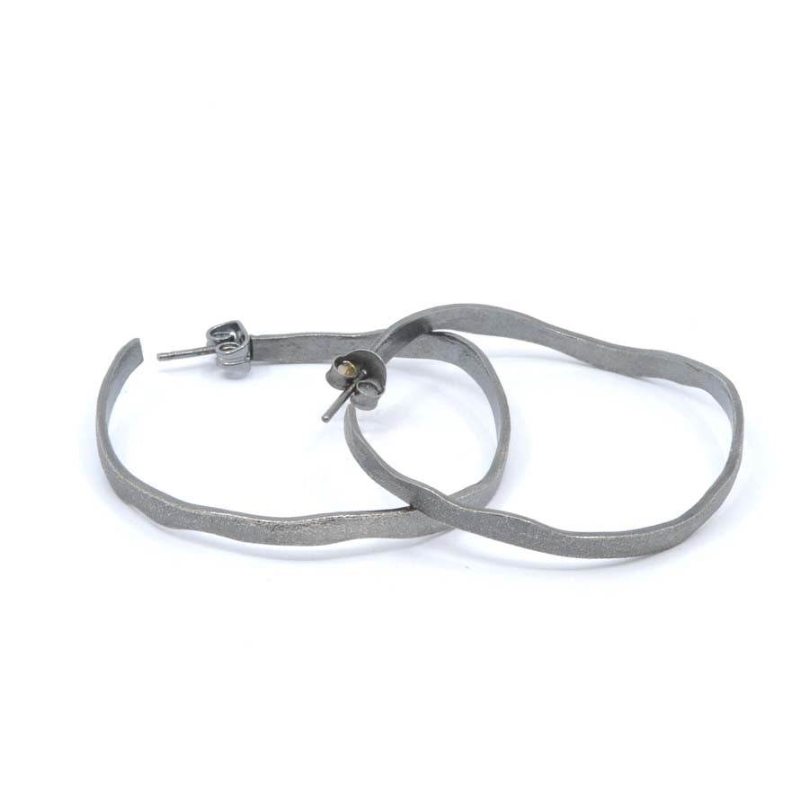 Medium black hoop earrings in silver, Rastres collection · Nerea Aixàs