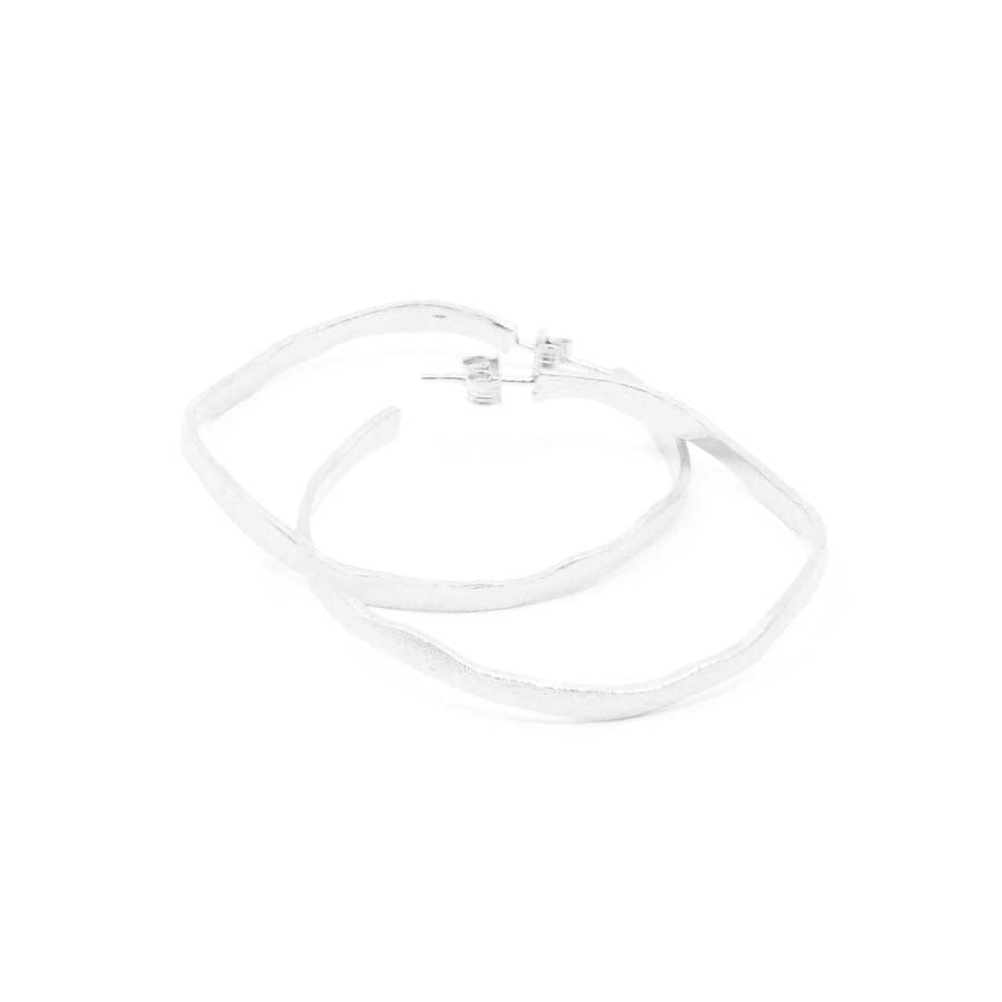 Medium hoop earrings in silver, Rastres collection · Nerea Aixàs