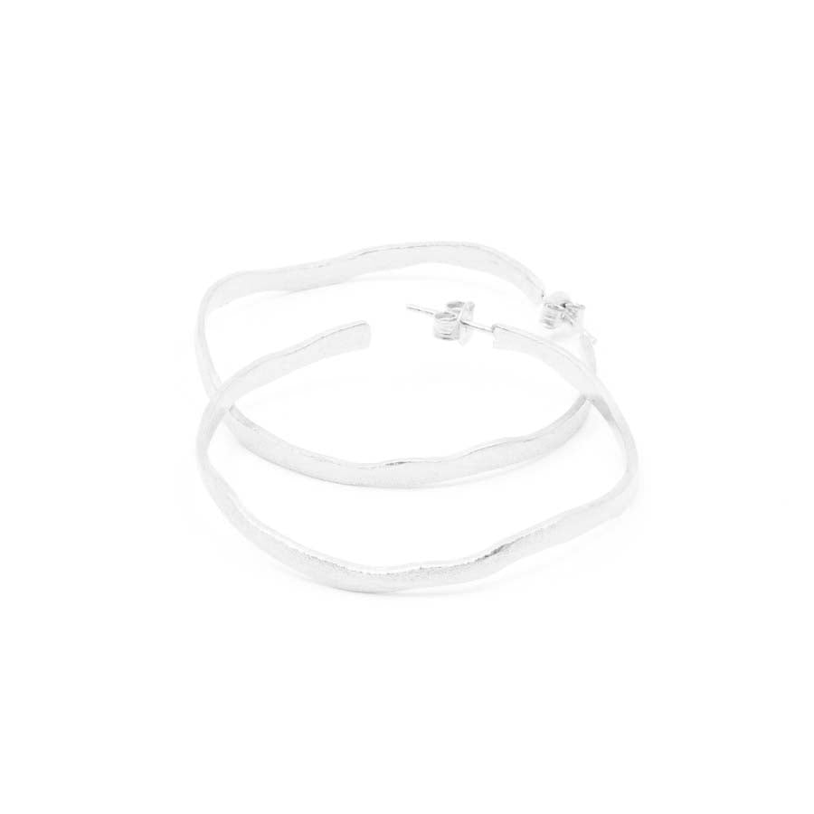 Medium hoop earrings in silver, Rastres collection · Nerea Aixàs