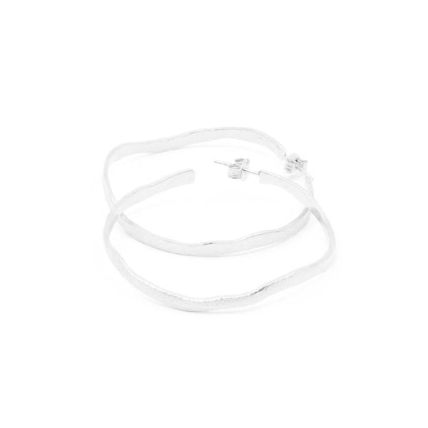 Medium hoop earrings in silver, Rastres collection · Nerea Aixàs