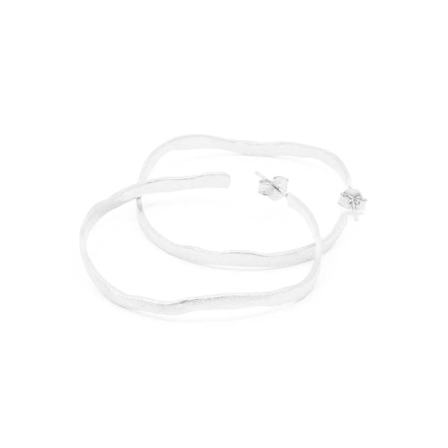 Medium hoop earrings in silver, Rastres collection · Nerea Aixàs