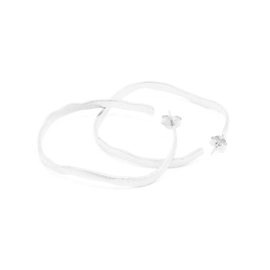 Medium hoop earrings in silver, Rastres collection · Nerea Aixàs