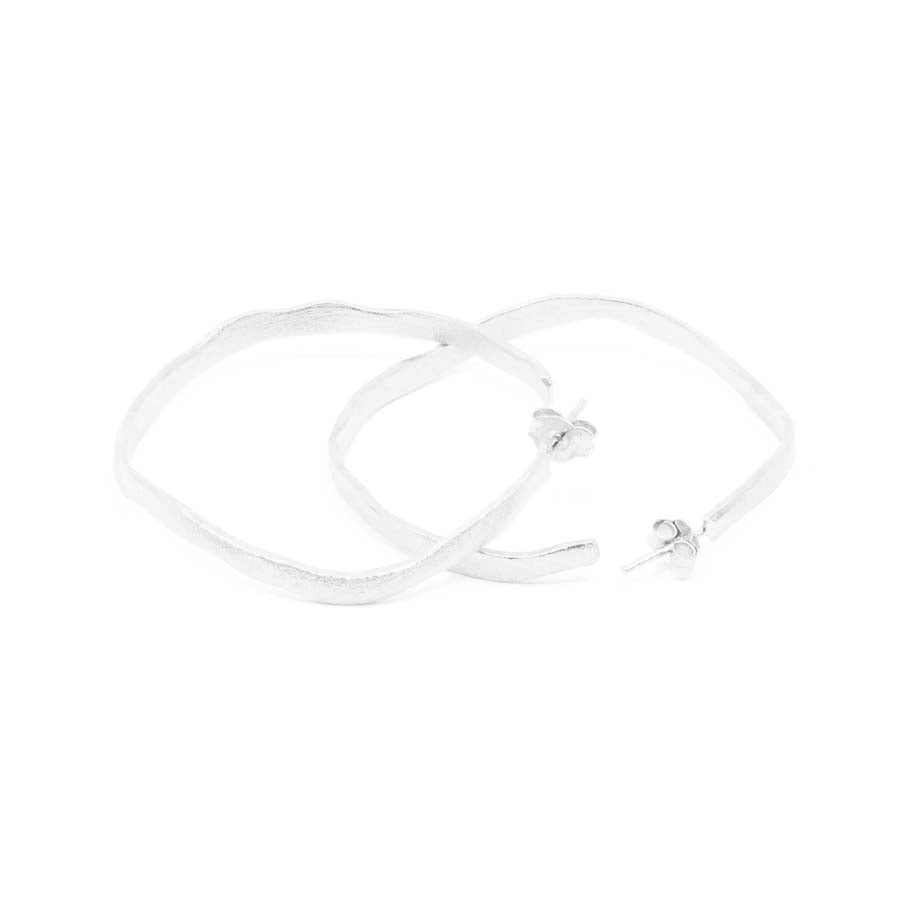 Medium hoop earrings in silver, Rastres collection · Nerea Aixàs