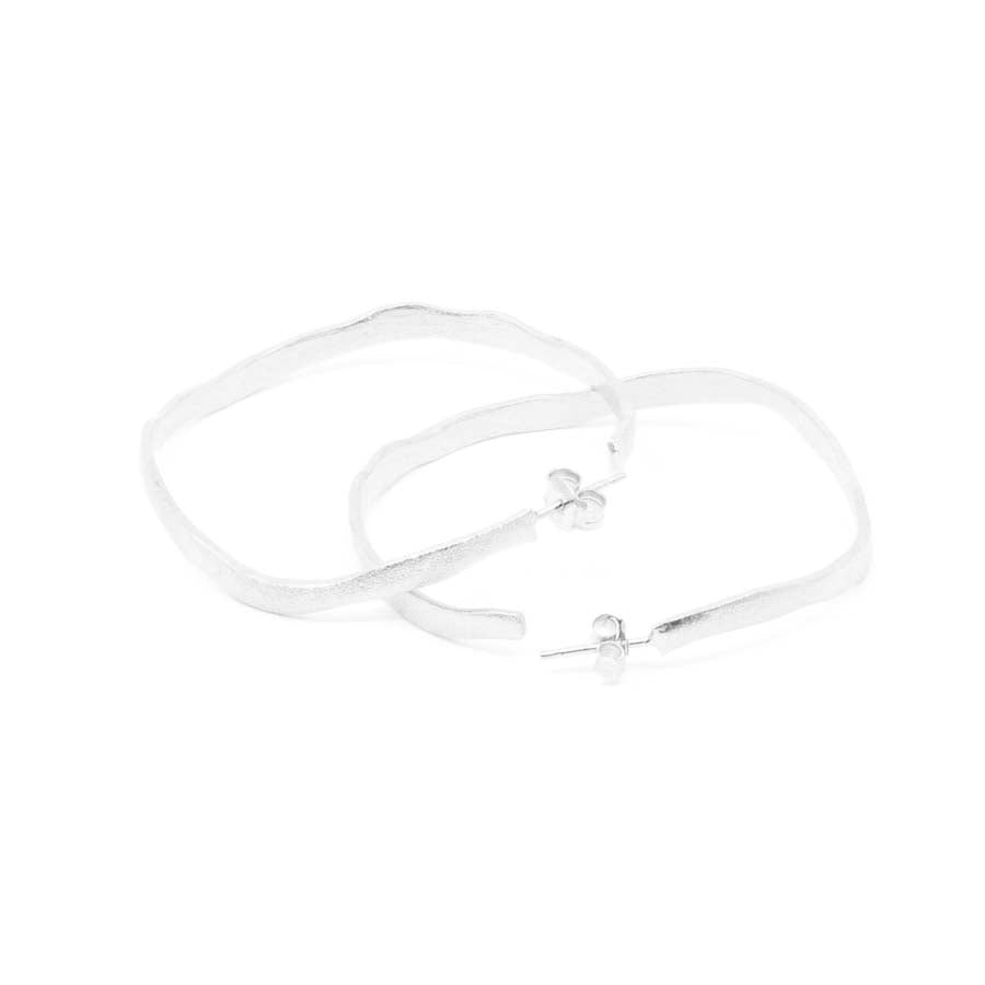 Medium hoop earrings in silver, Rastres collection · Nerea Aixàs