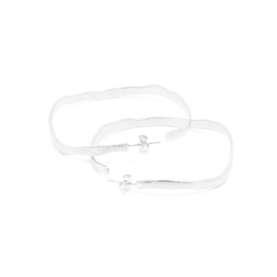 Medium hoop earrings in silver, Rastres collection · Nerea Aixàs