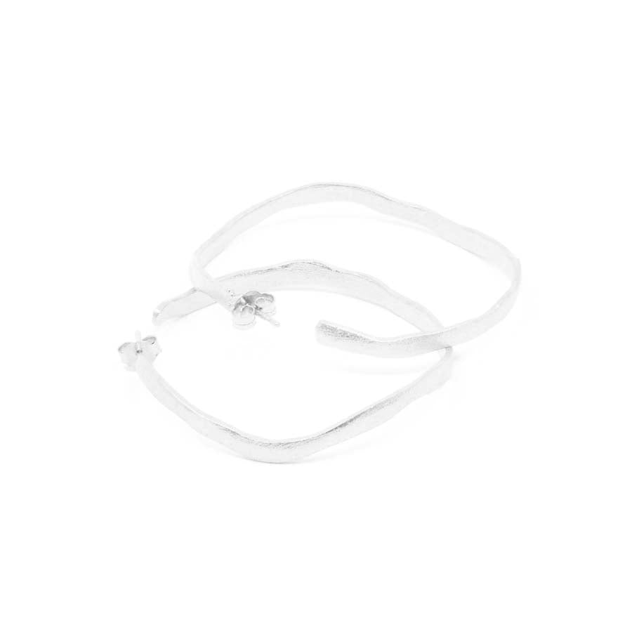 Medium hoop earrings in silver, Rastres collection · Nerea Aixàs