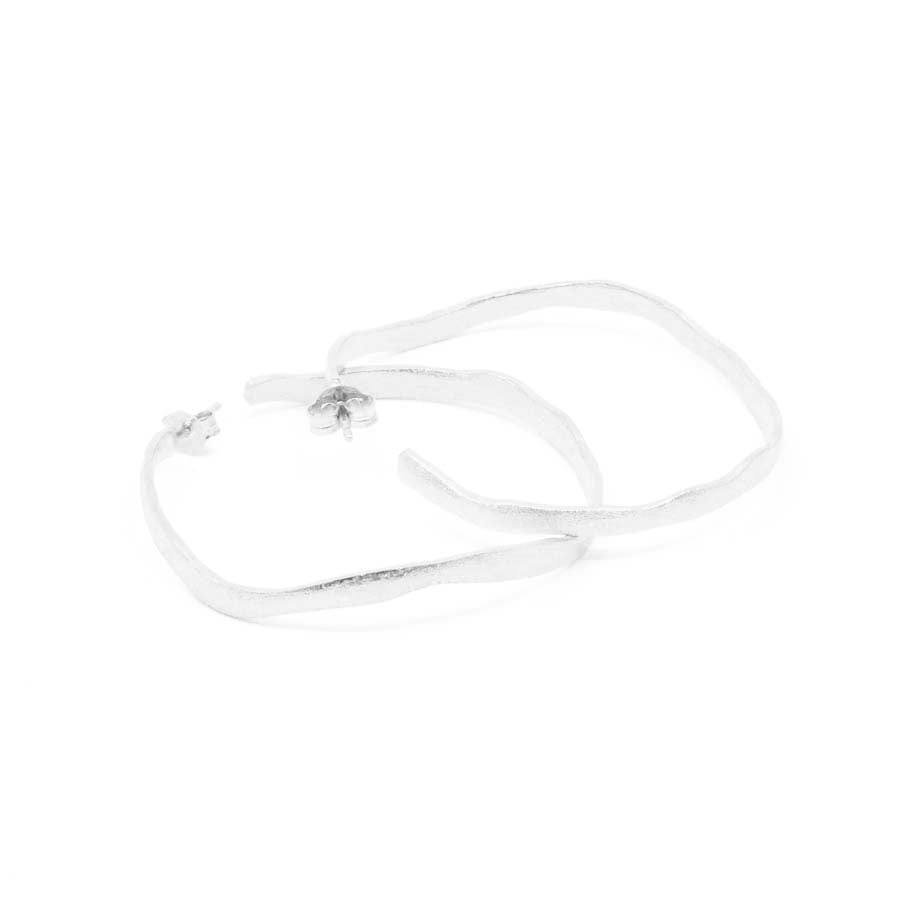 Medium hoop earrings in silver, Rastres collection · Nerea Aixàs