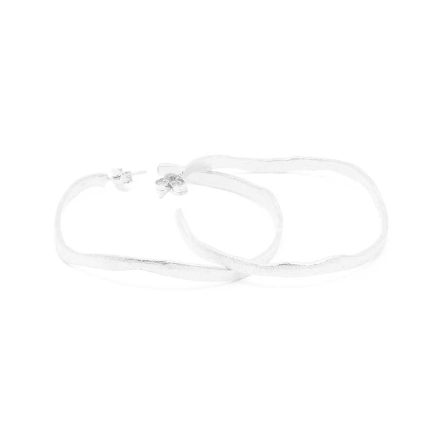 Medium hoop earrings in silver, Rastres collection · Nerea Aixàs
