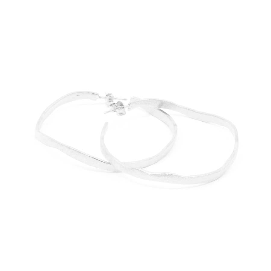 Medium hoop earrings in silver, Rastres collection · Nerea Aixàs
