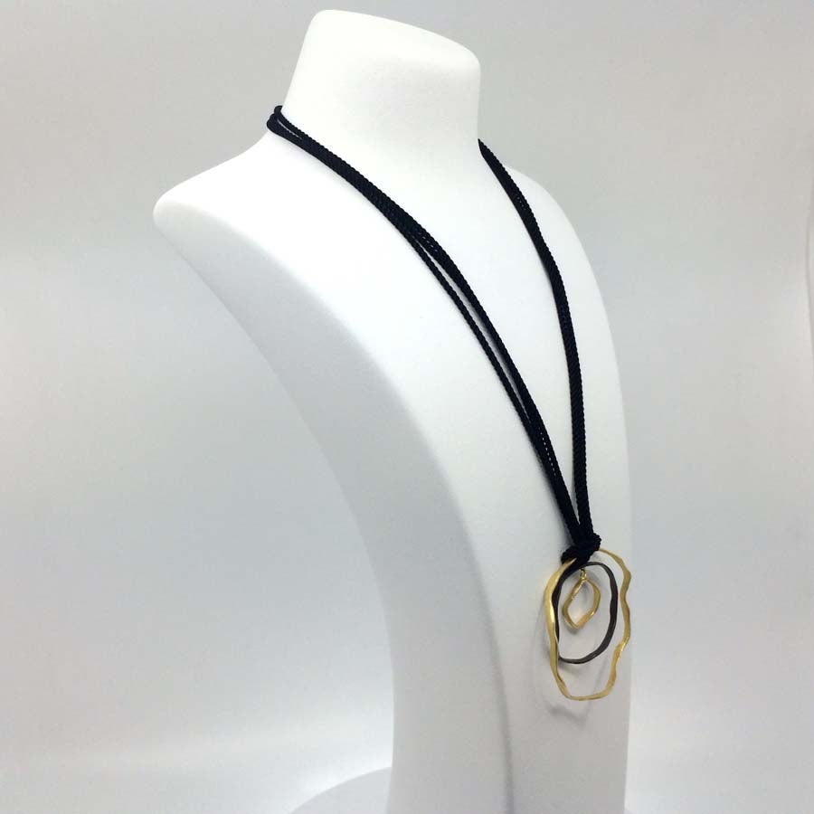 Necklace in black and gold-plated silver large, Rastres collection · Nerea Aixàs