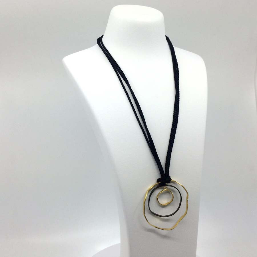 Necklace in black and gold-plated silver large, Rastres collection · Nerea Aixàs