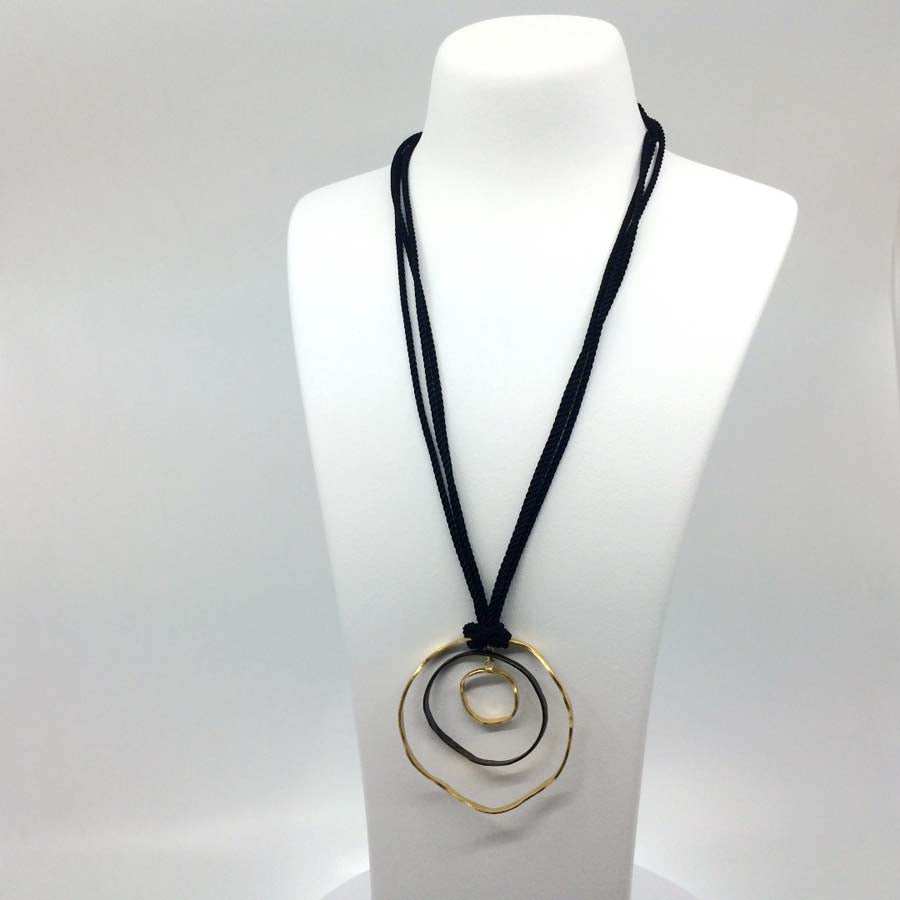 Necklace in black and gold-plated silver large, Rastres collection · Nerea Aixàs