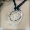 Collar grande negro y plata, colección Rastres · Nerea Aixàs
