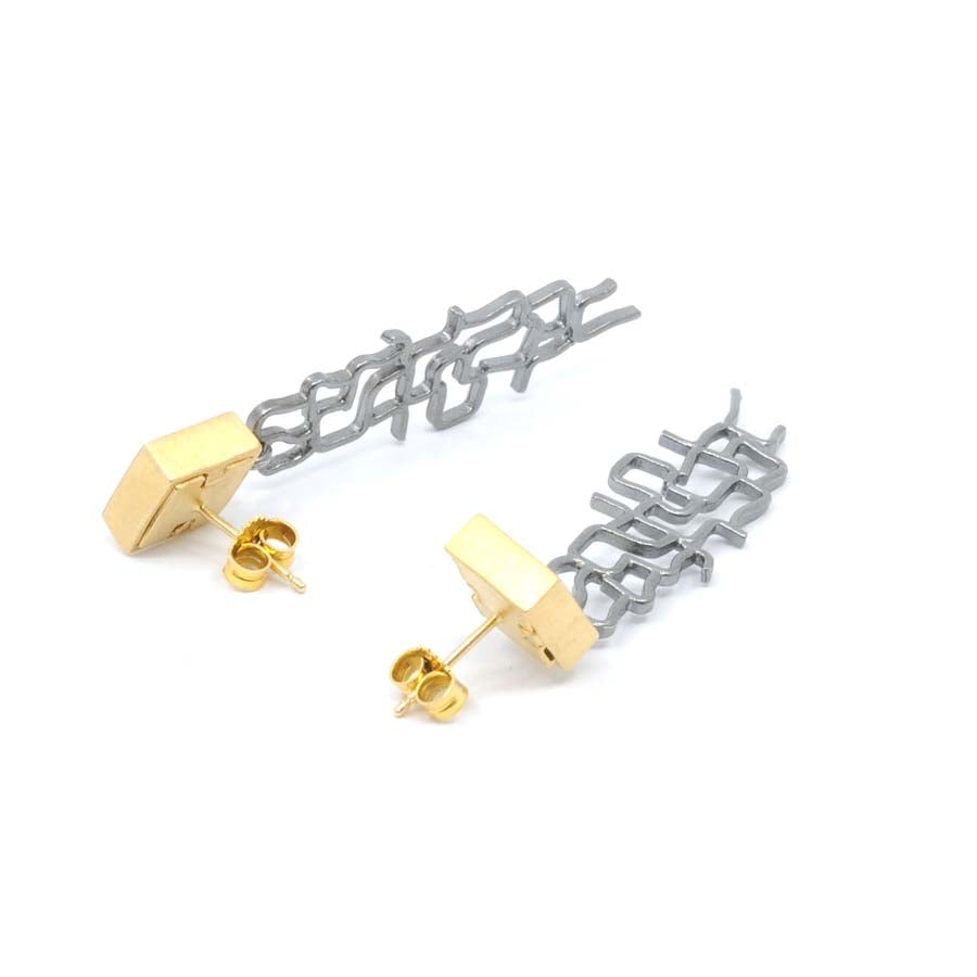 Pendientes largos de plata dorada, colección Xarxa · Nerea Aixàs