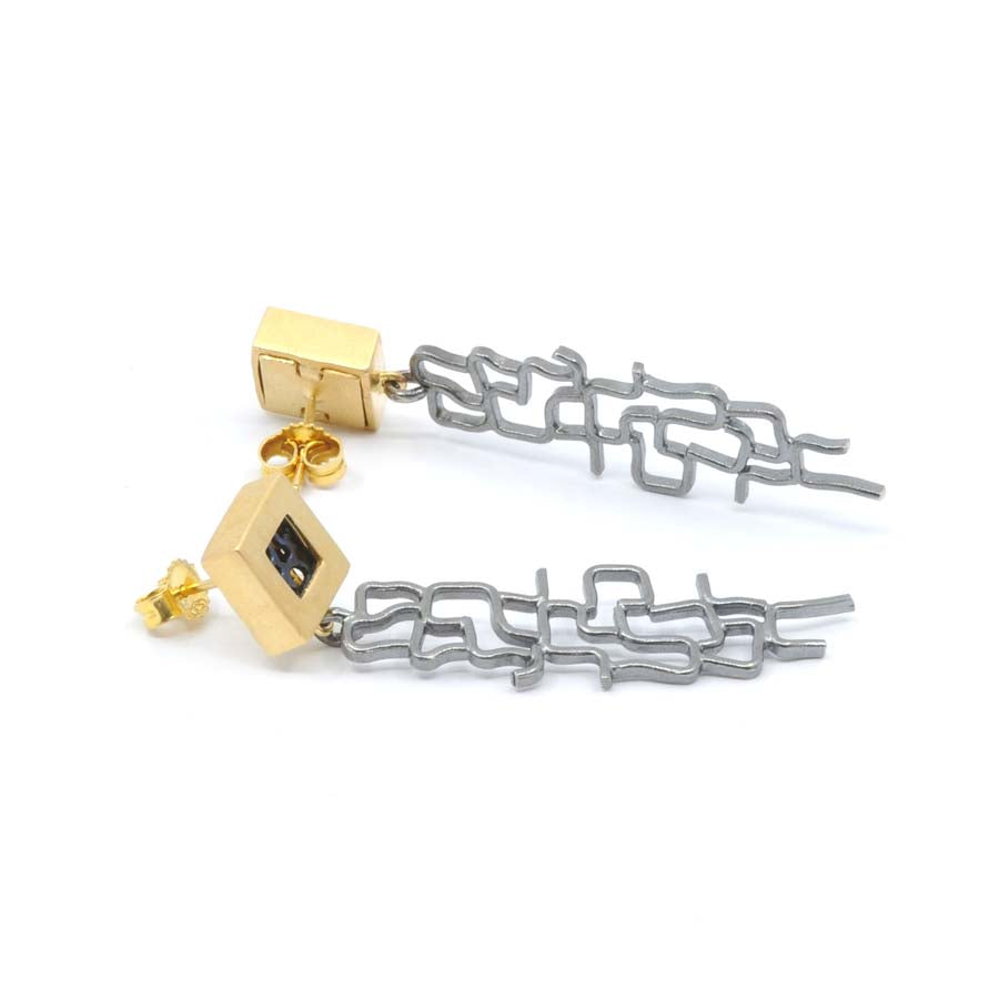 Pendientes largos de plata dorada, colección Xarxa · Nerea Aixàs