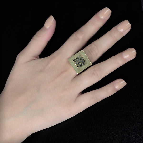 Anillo de metal y caucho dorado, colección Xarxa · Nerea Aixàs