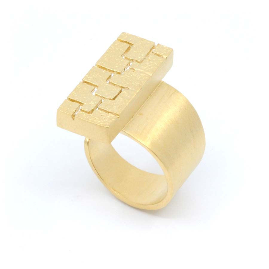 Anillo abierto de plata dorada, colección Textura · Nerea Aixàs