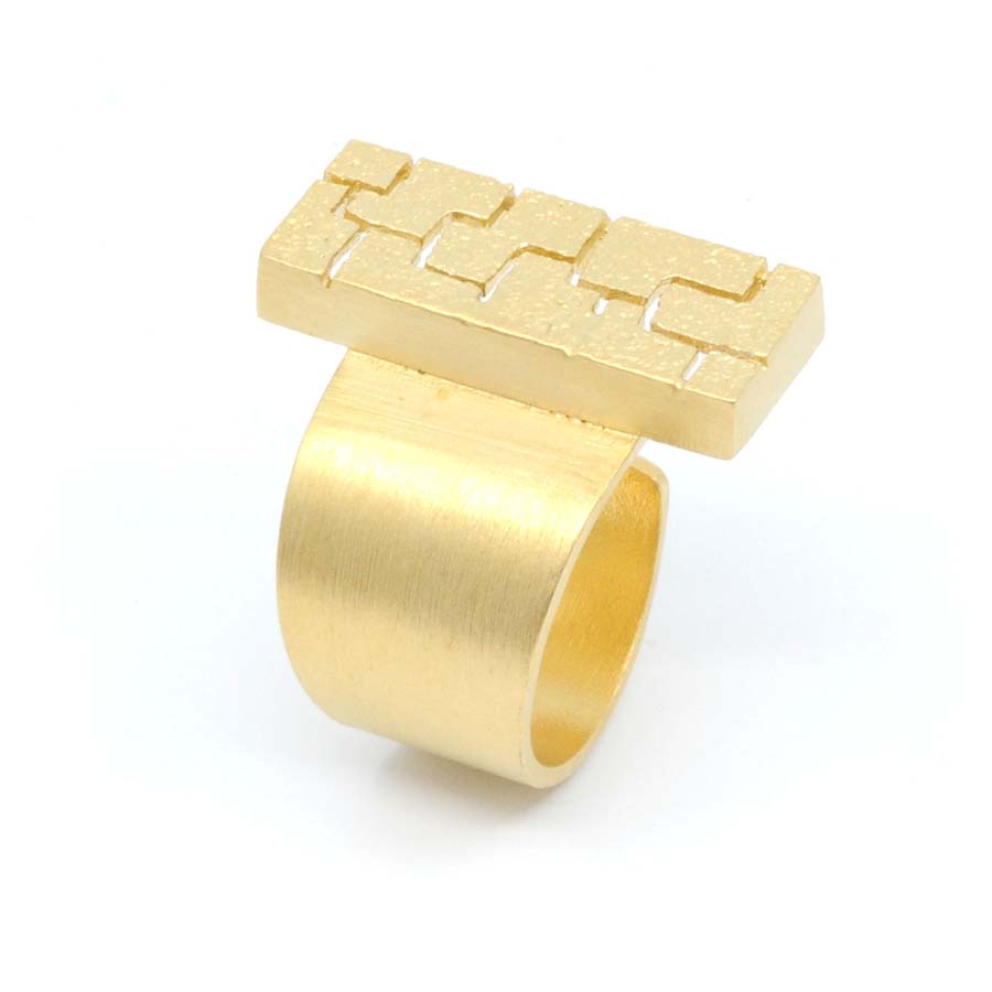 Anillo abierto de plata dorada, colección Textura · Nerea Aixàs