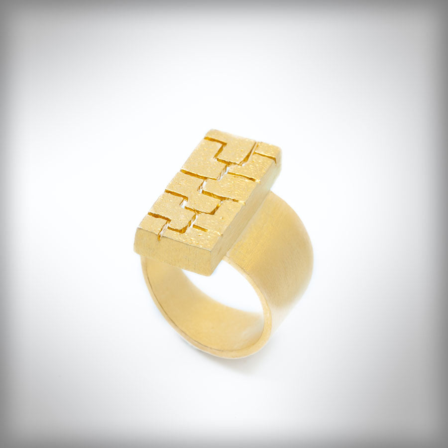 Anillo abierto de plata dorada, colección Textura · Nerea Aixàs