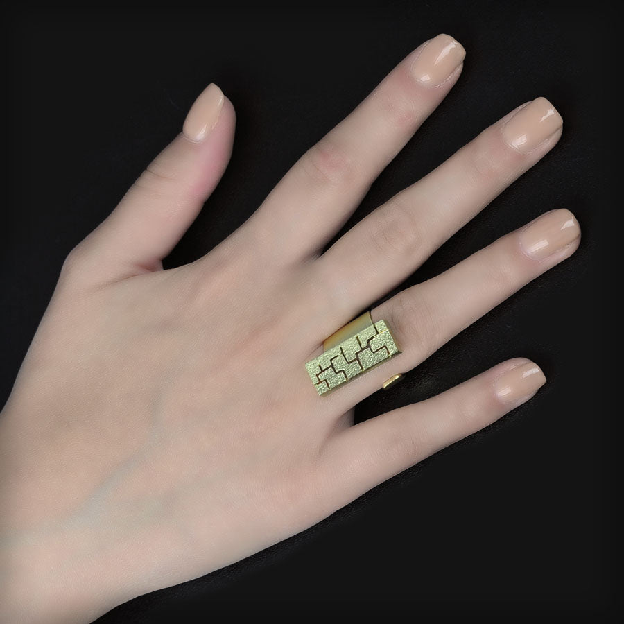 Anillo abierto de plata dorada, colección Textura · Nerea Aixàs