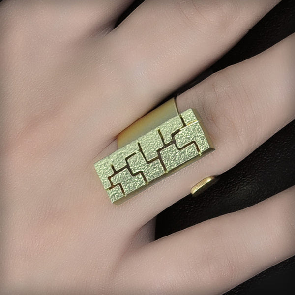 Anillo abierto de plata dorada, colección Textura · Nerea Aixàs