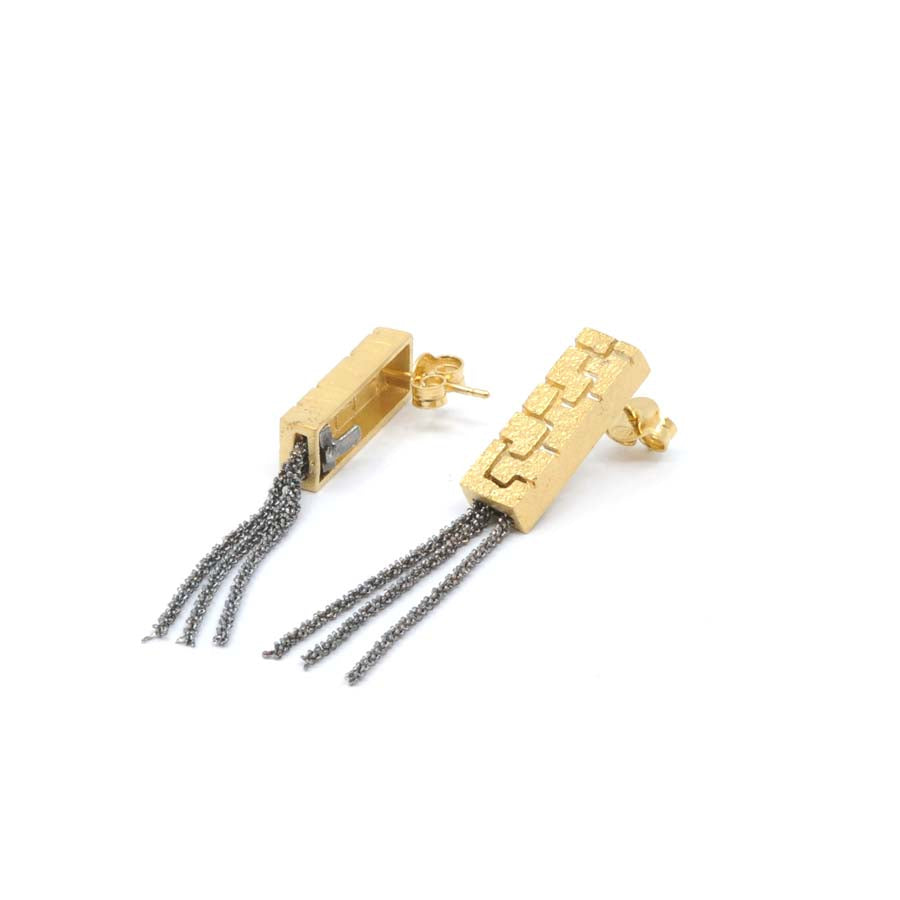 Long stud earrings in gold-plated silver, Textura collection · Nerea Aixàs