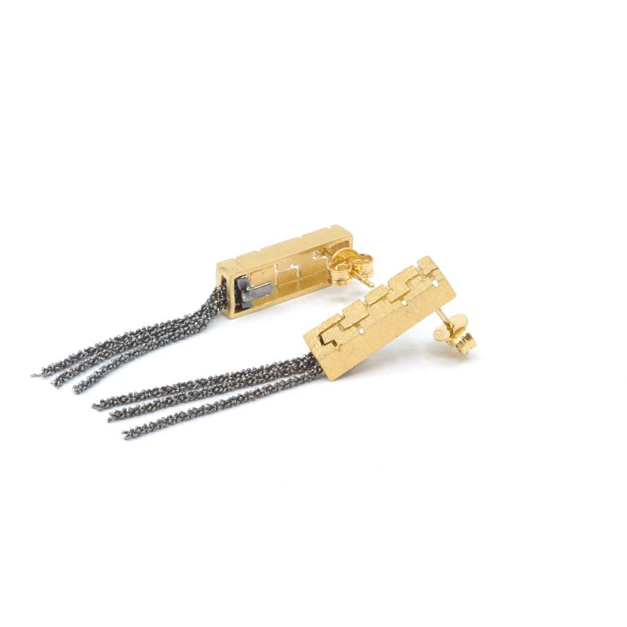 Long stud earrings in gold-plated silver, Textura collection · Nerea Aixàs