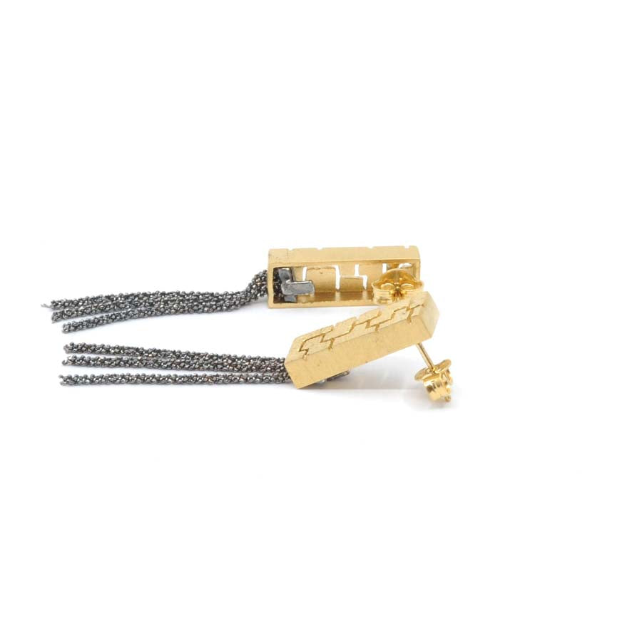 Long stud earrings in gold-plated silver, Textura collection · Nerea Aixàs