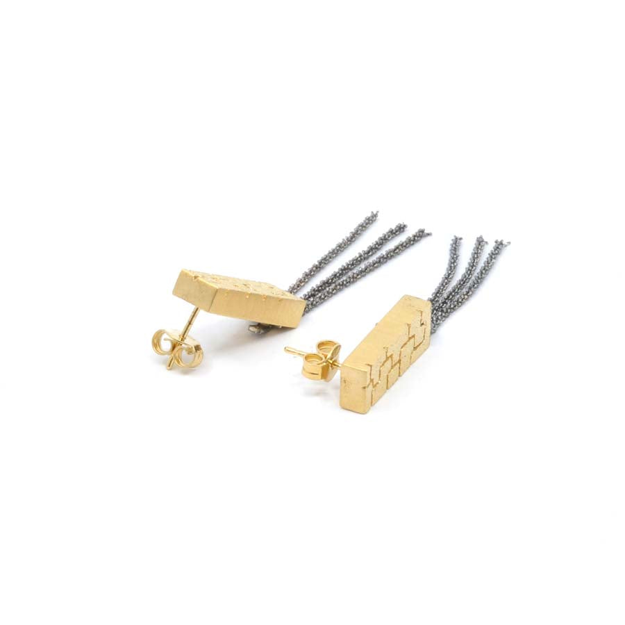 Long stud earrings in gold-plated silver, Textura collection · Nerea Aixàs