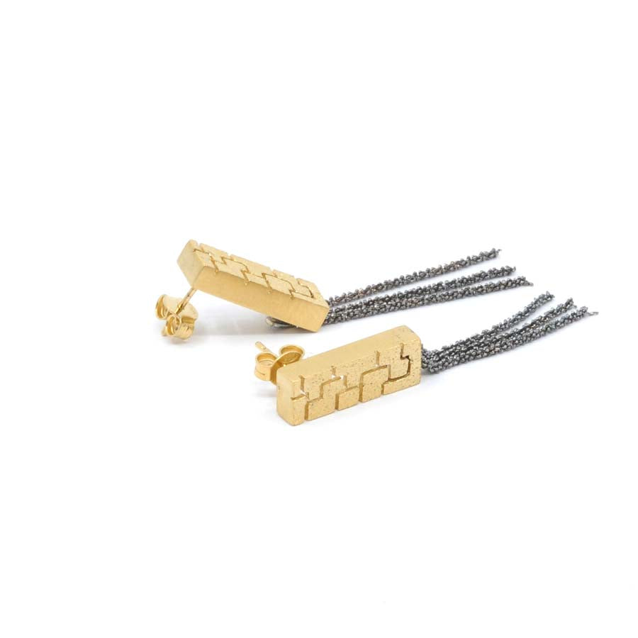 Long stud earrings in gold-plated silver, Textura collection · Nerea Aixàs